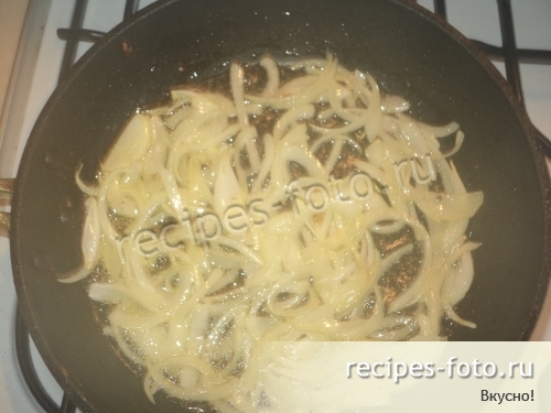 Кальмары жареные с луком
