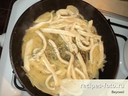Кальмары жареные с луком