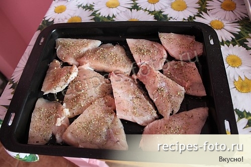 Куриное филе в духовке с грибами