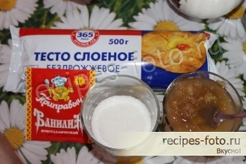 Конвертики слоеного теста с яблоком