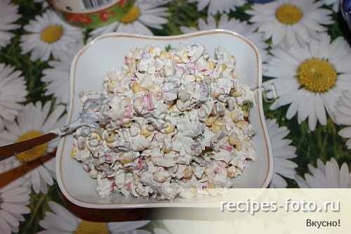 Салат с курицей, сухариками, грибами и крабовыми палочками
