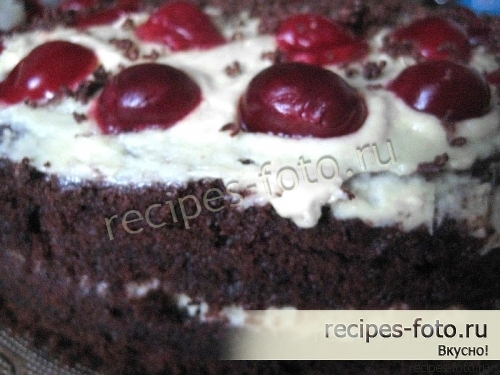 Шоколадный торт с вишней и взбитыми сливками проще простого
