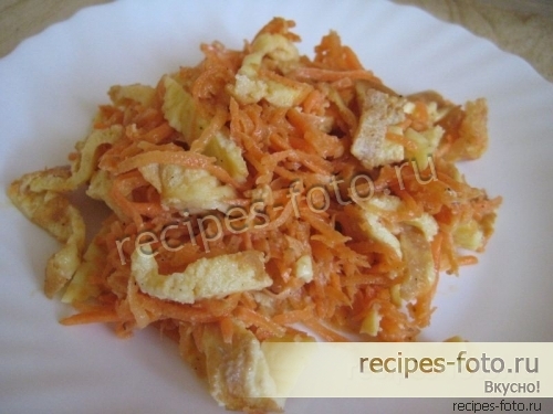 Быстрый салат с морковью по-корейски и омлетом