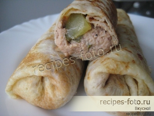 Блины с домашним печеночным паштетом и солеными огурцами