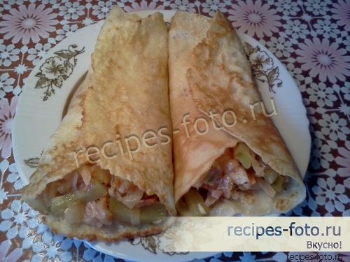 Блины с жареной рыбой, капустой и огурцами