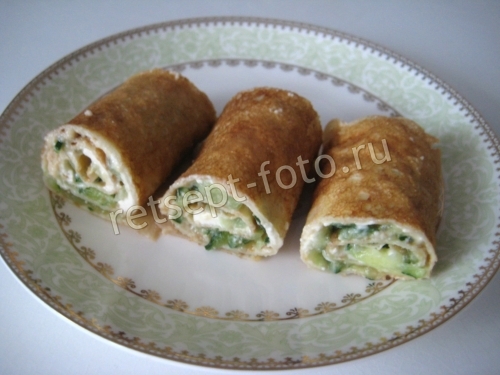 Блины с икрой минтая, плавленым сыром и огурцом