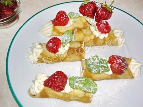 Блины с клубникой и творогом