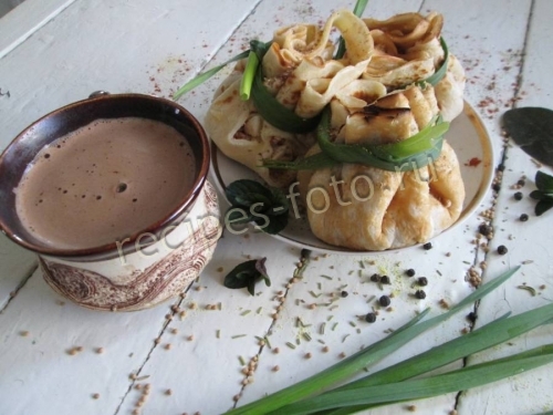 Блины с колбасой и яйцами. Тесто на кефире и молоке