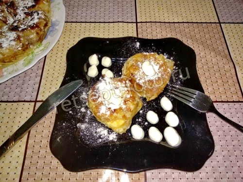 Блины с творогом и курагой в сметане в духовке