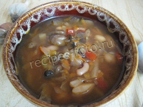 Борщ с грибами и фасолью