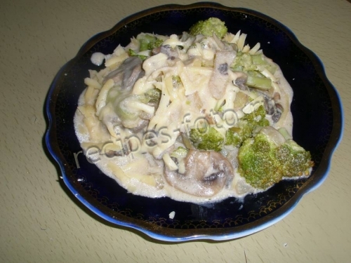Брокколи с грибами и арахисом