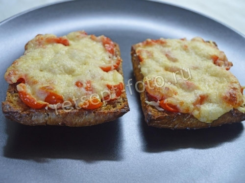 Брускетта с сыром и помидорами