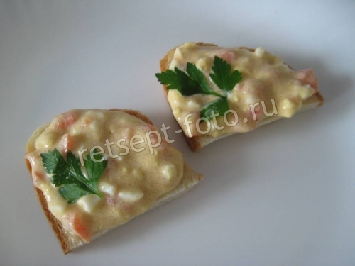 Бутерброды с икрой трески, помидорами и яйцом