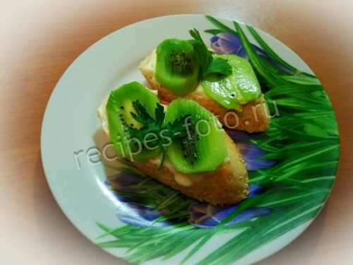 Бутерброды с киви и чесноком