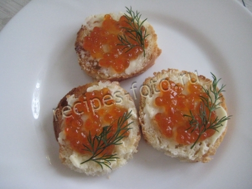 Бутерброды с красной икрой и маслом