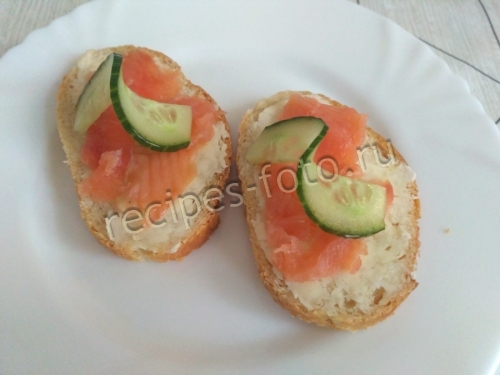 Бутерброды с красной рыбой и огурцом на праздник