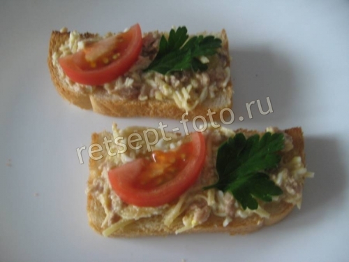Бутерброды с печенью трески, яйцами и помидорами