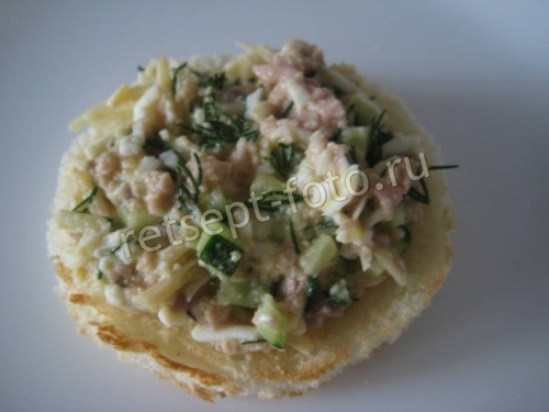 Бутерброды с печенью трески, яйцом и огурцом