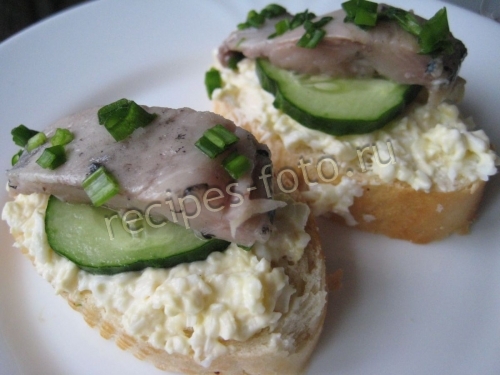 Бутерброды с селедкой, плавленым сыром и со свежим огурцом
