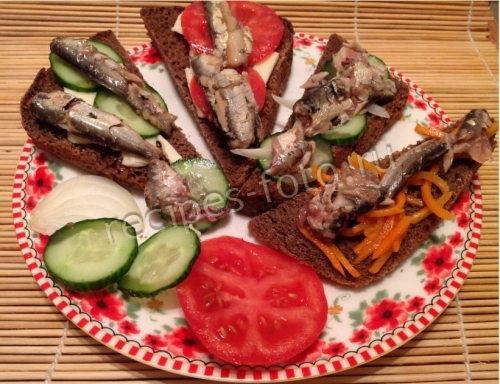 Бутерброды со шпротами и овощами на черном хлебе