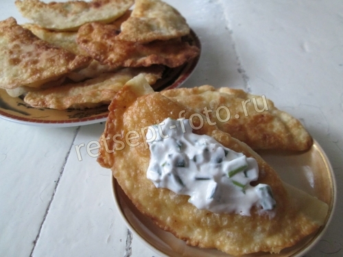Чебуреки с курицей, творогом и яйцом