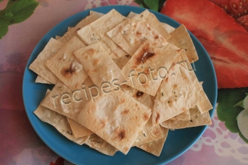 Чипсы из лаваша с чесноком и зеленью