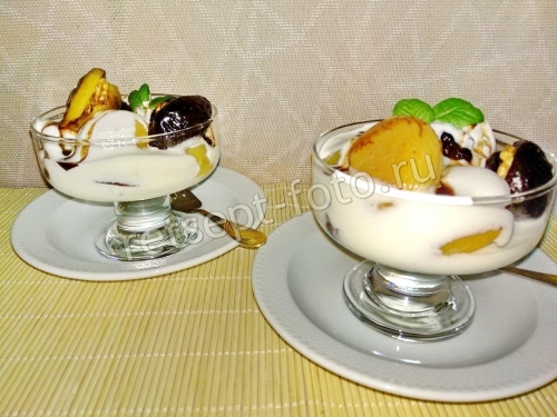 Десерт из сметаны с сухофруктами
