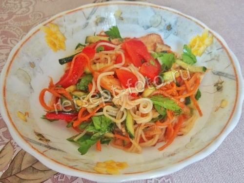 Диетическая фунчоза с курицей и овощами