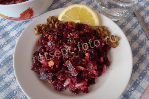 Салат из свеклы с сухариками и льняными семечками
