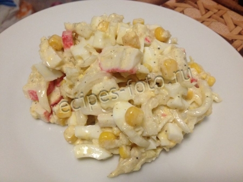 Диетический салат с кукурузой и крабовыми палочками