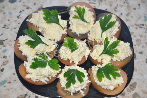 Еврейская закуска на помидорах
