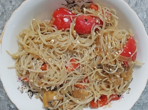 Фунчоза с грибами и перцем