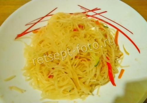 Фунчоза с овощами и соевым соусом