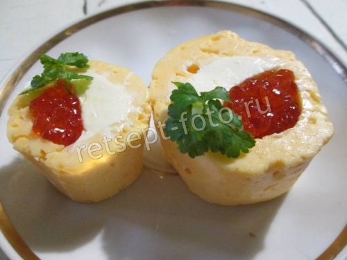 Фуршетная закуска с красной икрой и сыром