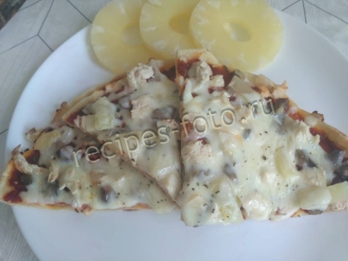 Гавайская пицца с ананасами, курицей и грибами