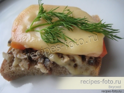 Горячие бутерброды со шпротами, сыром и помидорами запеченные в духовке