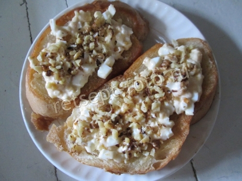 Горячие бутерброды с яйцом, сыром и орехами
