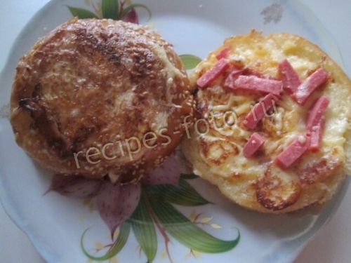 Горячие бутерброды с колбасой и сыром на сковороде