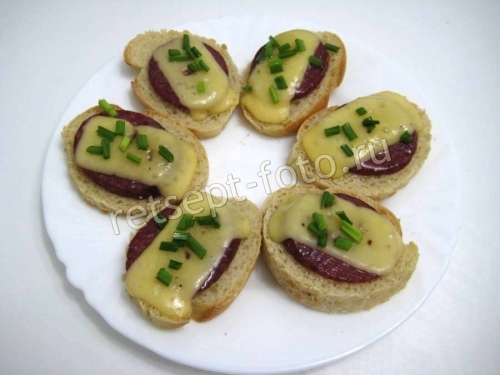 Горячие бутерброды с колбасой и сыром в духовке