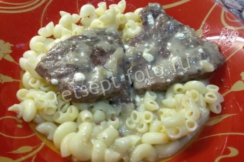 Говядина тушеная с луком и майонезом