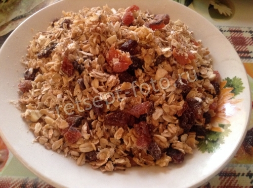 Гранола с изюмом, курагой, миндалем и кунжутом