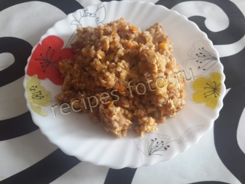 Гречка с куриным фаршем и овощами на сковороде