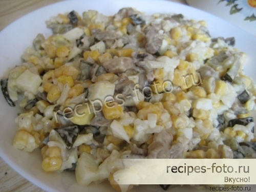 Грибной салат с кукурузой и рисом
