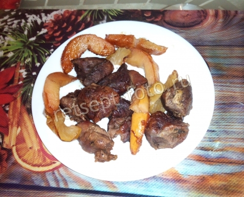 Гусь кусочками с яблоками и айвой