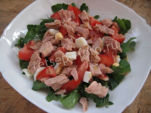 Итальянский салат с тунцом и рукколой