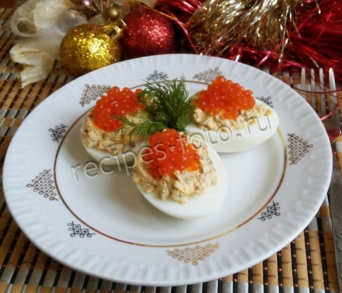 Яйца фаршированные грибами и красной икрой
