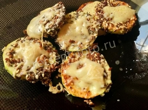 Кабачки в кунжуте, льне и чиа с сыром