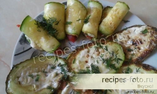 Жареные кабачки с чесноком, помидорами и майонезом
