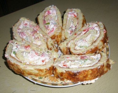 Кабачковый рулет с плавленым сыром и помидором