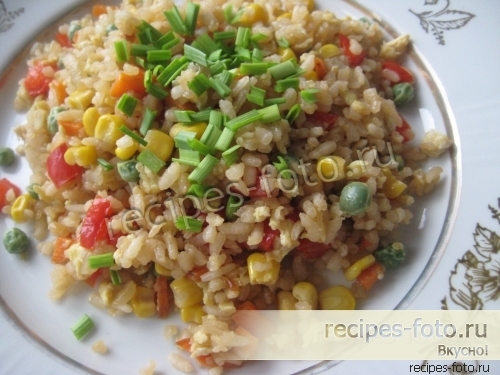 Жареный рис с овощами и яйцом по-китайски